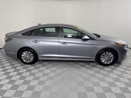 2016 Hyundai SONATA Hybrid SE