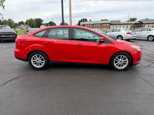 RED 2015 Ford Focus SE