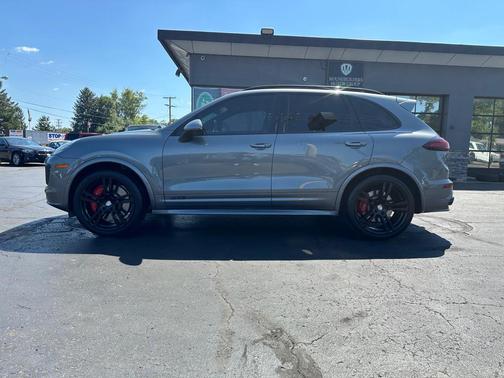 2016 Porsche Cayenne GTS