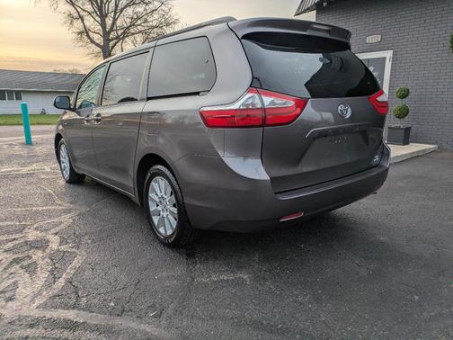 2016 Toyota Sienna LE