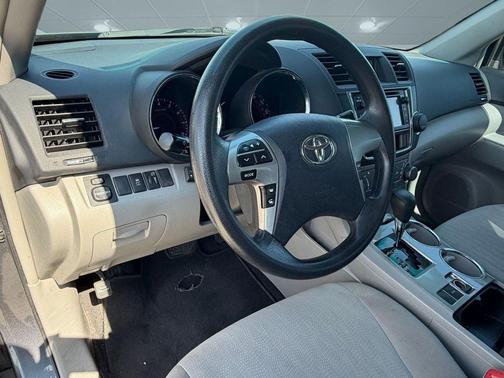 Magnetic Gray Metallic 2013 Toyota Highlander Base Plus