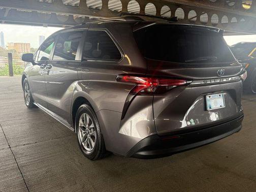 2021 Toyota Sienna XLE 8 Passenger