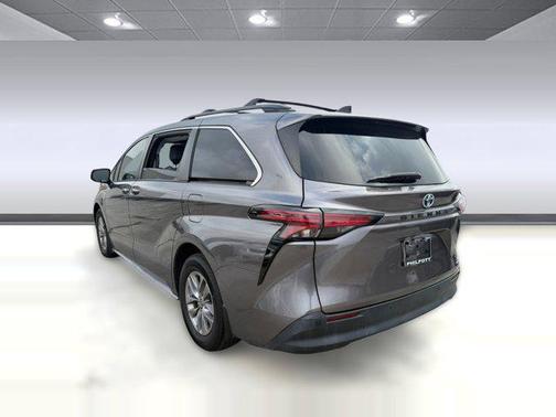2021 Toyota Sienna XLE 8 Passenger