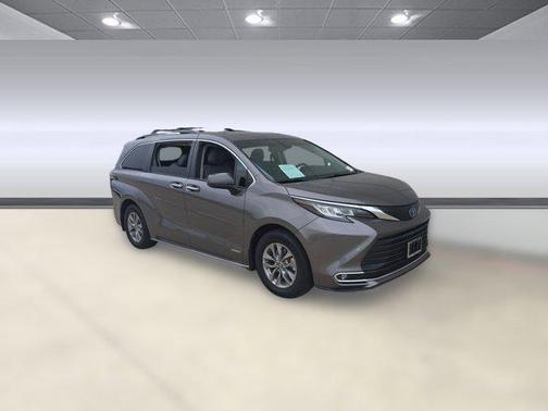 2021 Toyota Sienna XLE 8 Passenger