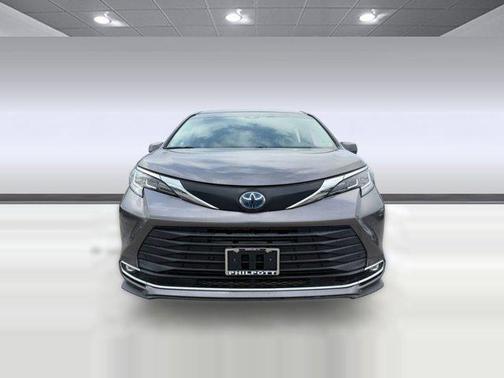 2021 Toyota Sienna XLE 8 Passenger