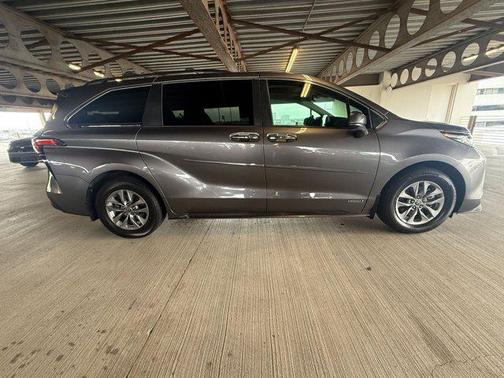 2021 Toyota Sienna XLE 8 Passenger