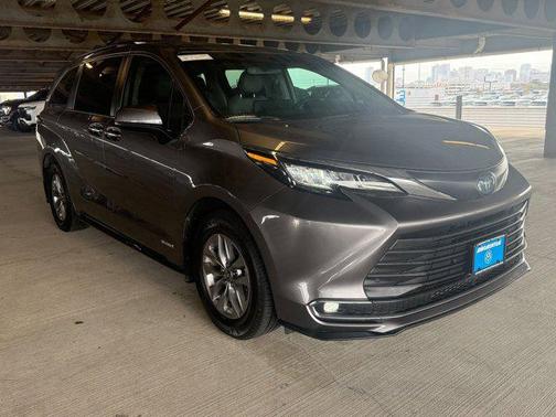 2021 Toyota Sienna XLE 8 Passenger