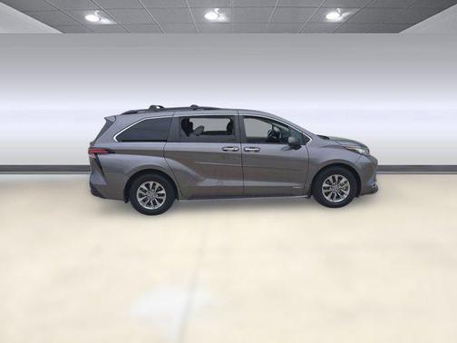 2021 Toyota Sienna XLE 8 Passenger