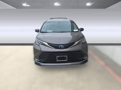 2021 Toyota Sienna XLE 8 Passenger