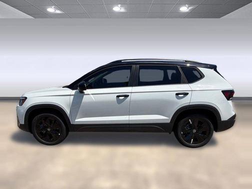 Pure White w/Deep Black Roof 2026 Volkswagen Taos SE Black