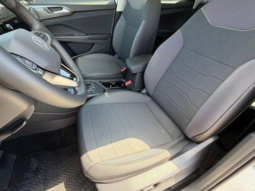 Pure White w/Deep Black Roof 2026 Volkswagen Taos SE Black