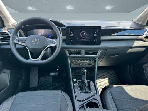 2025 Volkswagen Taos 1.5T SE Black