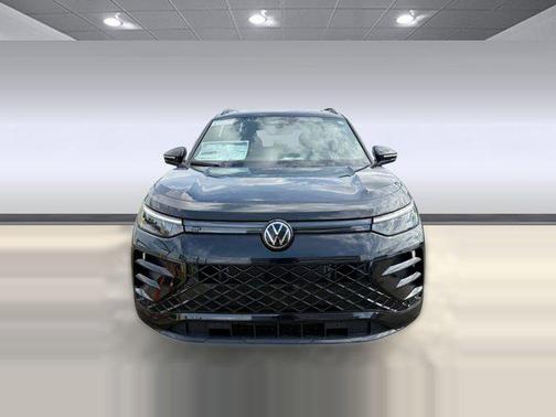 Deep Black Pearl 2026 Volkswagen Tiguan 2.0T SE R-Line Black