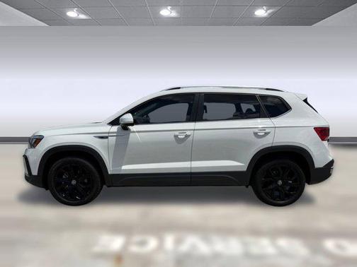White 2024 Volkswagen Taos 1.5T SE