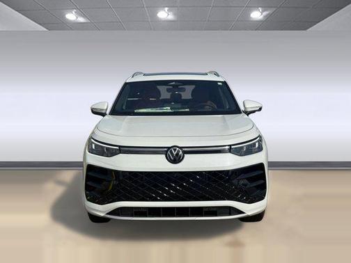 Sandstone w/Deep Black Roof 2026 Volkswagen Tiguan 2.0T SE R-Line Black