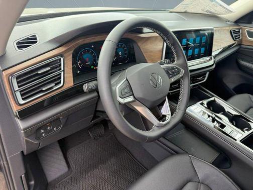 Deep Black Pearl 2026 Volkswagen Atlas 2.0T SE w/Technology