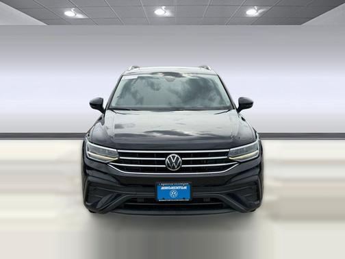 Deep Black Pearl 2022 Volkswagen Tiguan 2.0T SE