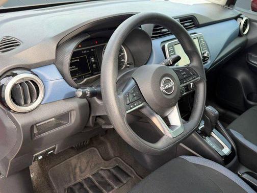 Scarlet Ember Tintcoat 2024 Nissan Versa 1.6 SV