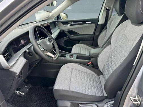 Pyrite Silver Metallic exterio 2025 Volkswagen Tiguan 2.0T S