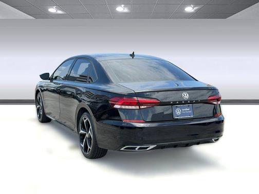 Deep Black Pearl 2022 Volkswagen Passat 2.0T R-Line