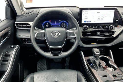 2023 Toyota Highlander Hybrid Platinum