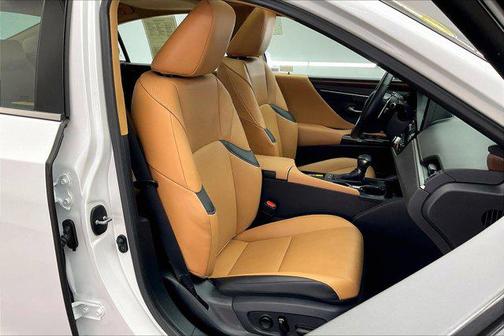 2025 Lexus ES 300h Base