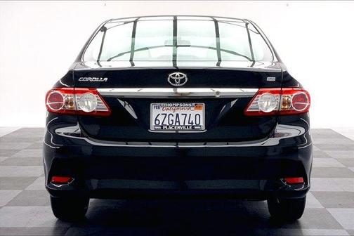 Photo 3 of 34 of 2013 Toyota Corolla LE