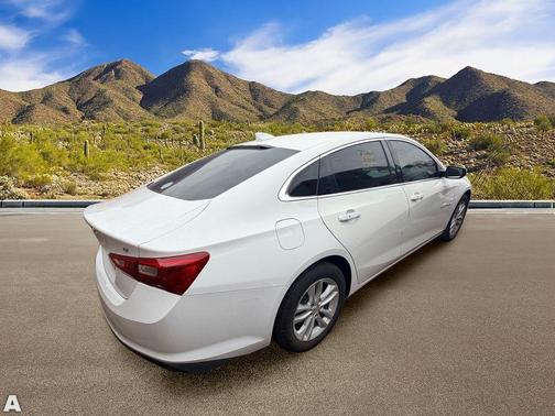 Summit White 2018 Chevrolet Malibu LT