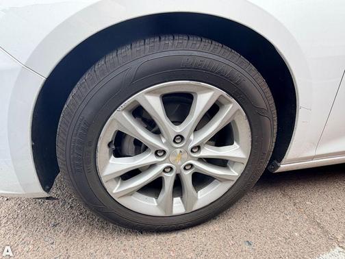 Summit White 2018 Chevrolet Malibu LT
