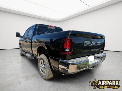 Diamond Black Crystal Pearlcoat 2026 RAM 2500 Tradesman