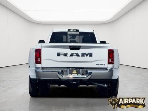 Bright White Clearcoat 2026 RAM 3500 Tradesman Crew Cab 4x4 8' Box