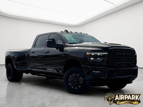 Diamond Black Crystal Pearlcoat 2026 RAM 3500 Laramie Crew Cab 4x4 8' Box