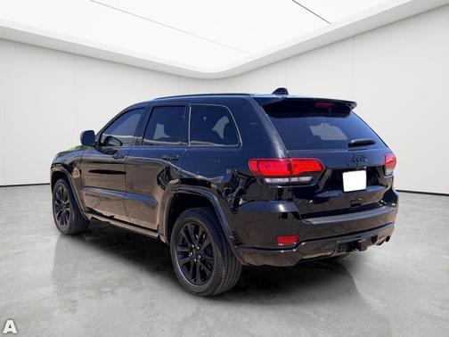 Diamond Black Crystal Pearlcoat 2022 Jeep Grand Cherokee Laredo