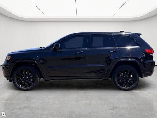 Diamond Black Crystal Pearlcoat 2022 Jeep Grand Cherokee Laredo