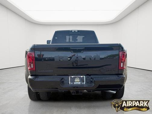 Diamond Black Crystal Pearlcoat 2026 RAM 3500 Laramie Crew Cab 4x4 8' Box