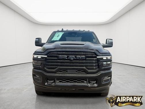 Diamond Black Crystal Pearlcoat 2026 RAM 3500 Laramie Crew Cab 4x4 8' Box