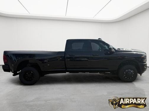 Diamond Black Crystal Pearlcoat 2026 RAM 3500 Laramie Crew Cab 4x4 8' Box