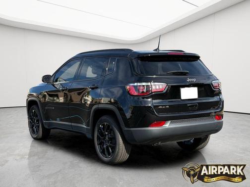 Diamond Black Crystal Pearlcoat 2026 Jeep Compass Latitude
