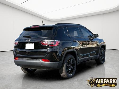 Diamond Black Crystal Pearlcoat 2026 Jeep Compass Latitude