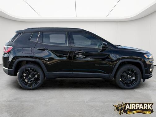 Diamond Black Crystal Pearlcoat 2026 Jeep Compass Latitude