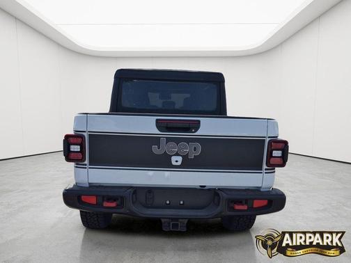 Bright White Clearcoat 2026 Jeep Gladiator Rubicon