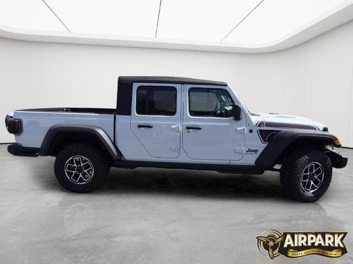 Bright White Clearcoat 2026 Jeep Gladiator Rubicon
