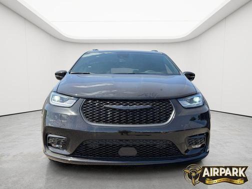 Diamond Black Crystal Pearlcoat 2026 Chrysler Pacifica Limited