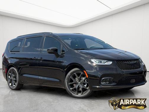 Diamond Black Crystal Pearlcoat 2026 Chrysler Pacifica Limited