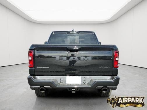 Diamond Black Crystal Pearlcoat 2026 RAM 1500 Laramie