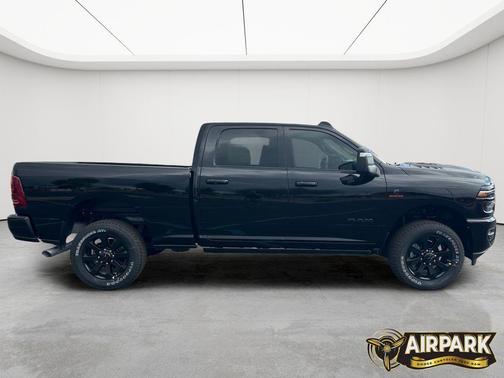 Diamond Black Crystal Pearlcoat 2026 RAM 2500 Laramie