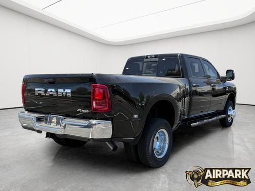Diamond Black Crystal Pearlcoat 2026 RAM 3500 Tradesman Crew Cab 4x4 8' Box