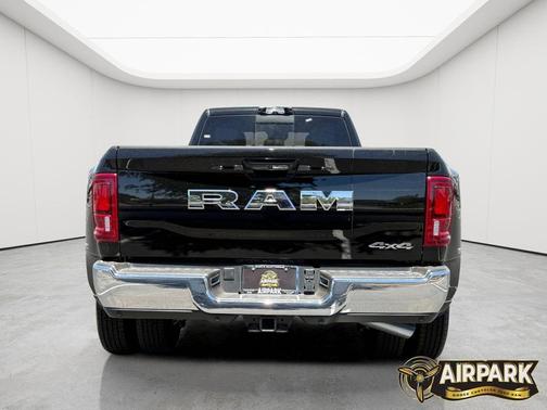 Diamond Black Crystal Pearlcoat 2026 RAM 3500 Tradesman Crew Cab 4x4 8' Box