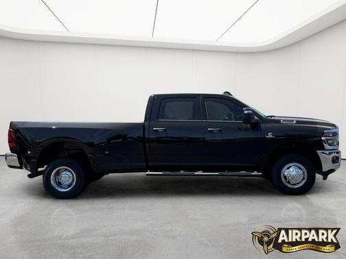 Diamond Black Crystal Pearlcoat 2026 RAM 3500 Tradesman Crew Cab 4x4 8' Box