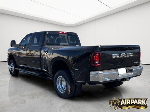 Diamond Black Crystal Pearlcoat 2026 RAM 3500 Tradesman Crew Cab 4x4 8' Box